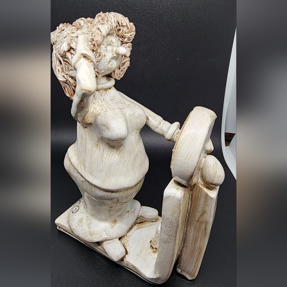 Vintage Dino Bencini Figurine Woman on Scale- Italy - Picture 1 of 8
